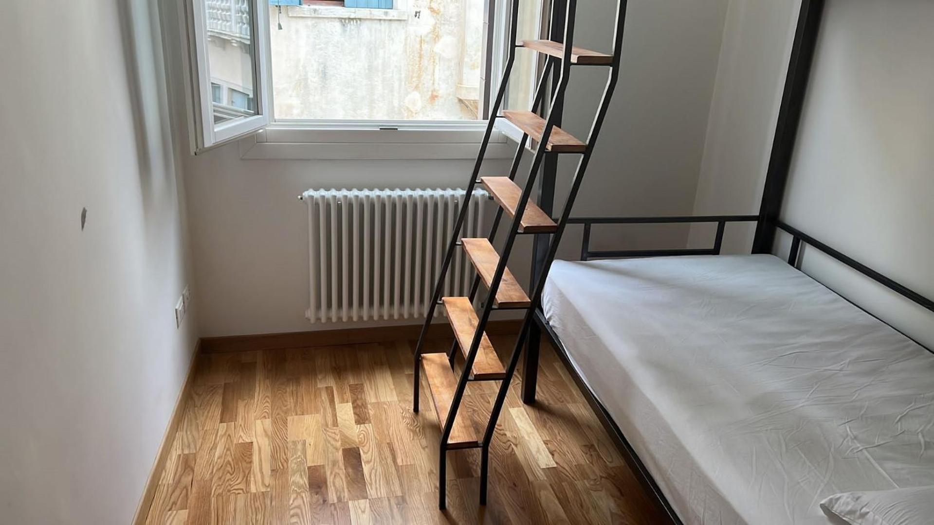 Cama num Dormitório Misto com 4 Camas