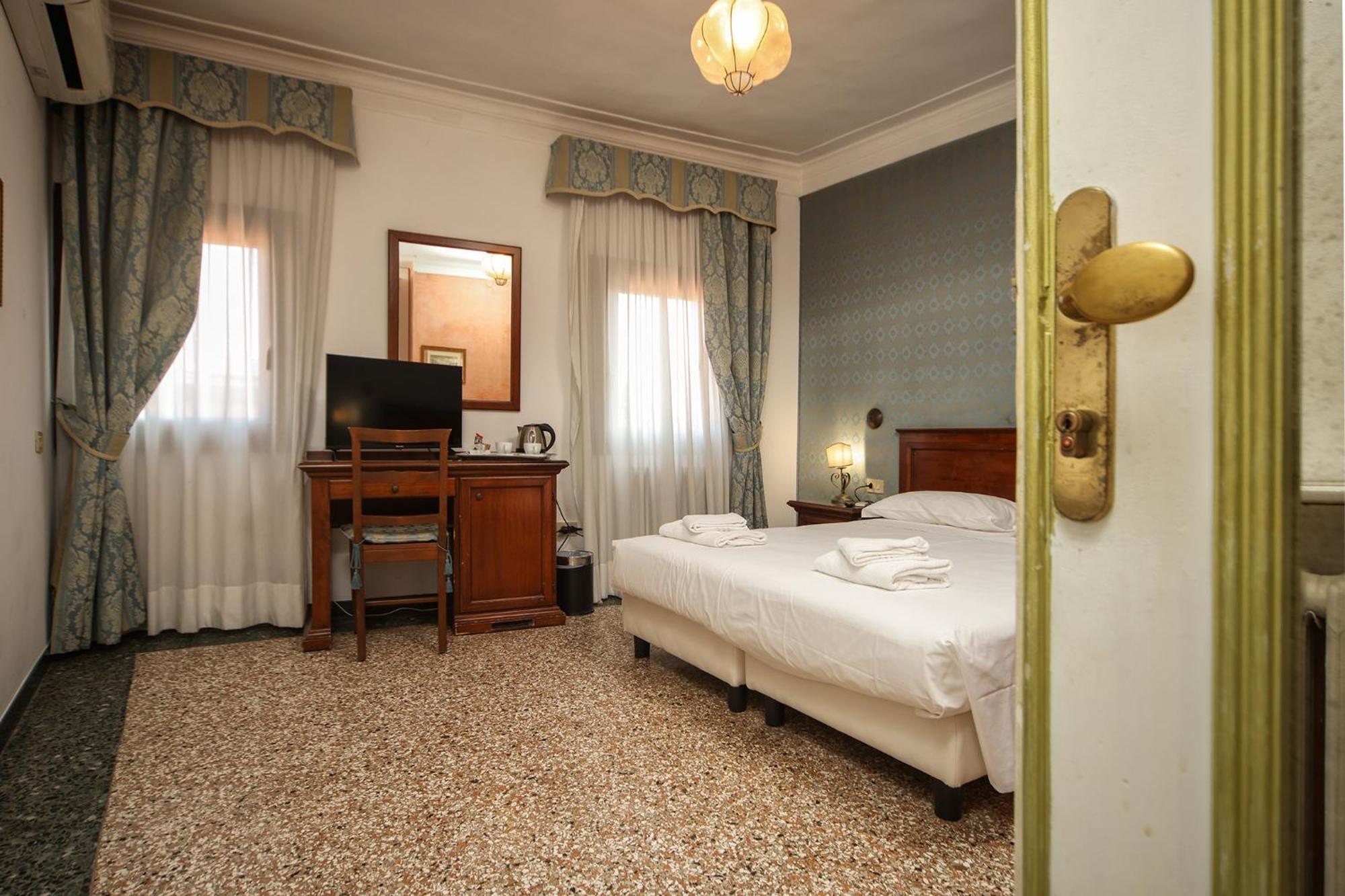 Quarto Duplo Standard com Casa de Banho Partilhada