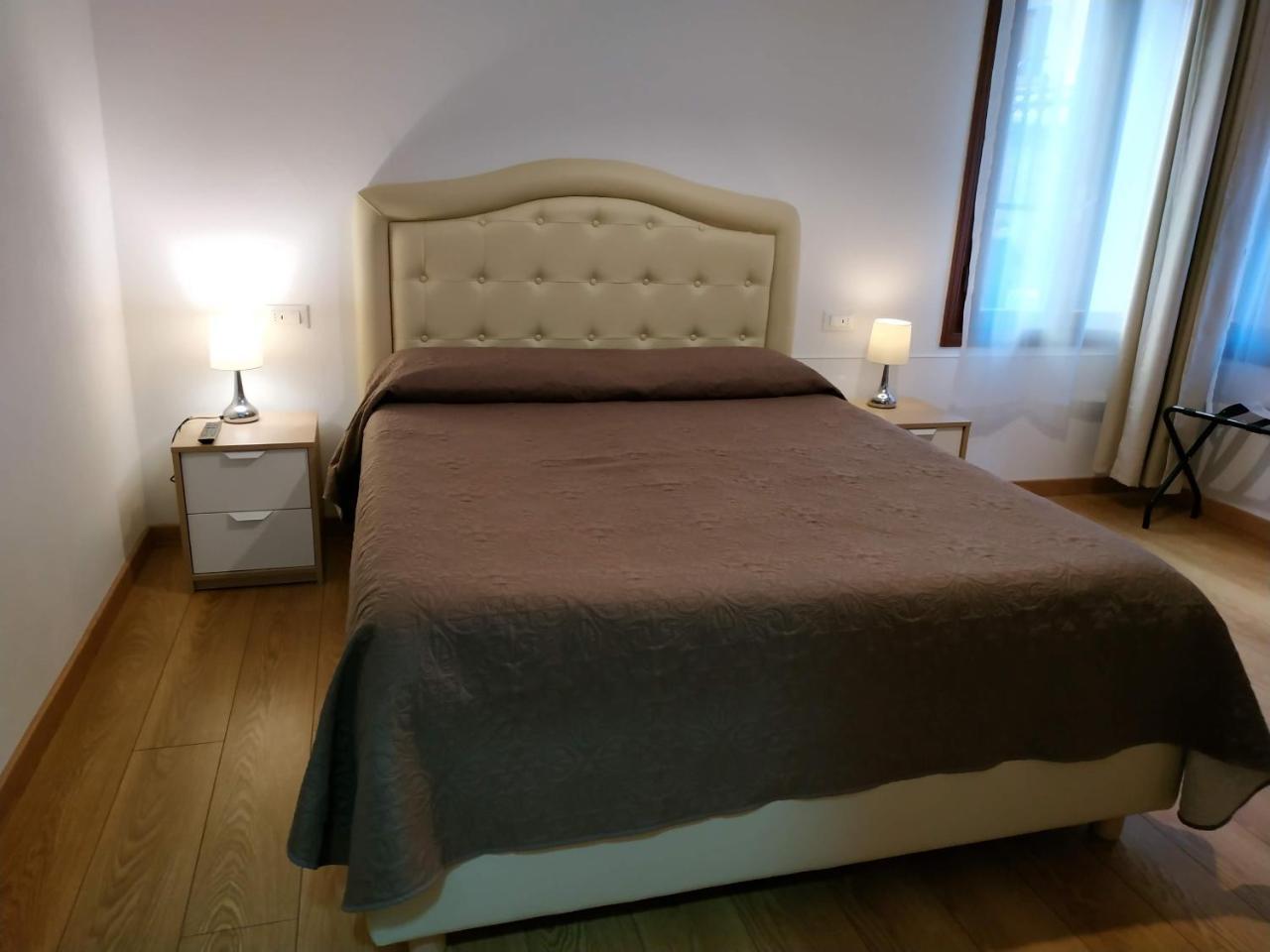 Quarto Duplo Deluxe com Chuveiro e Casa de Banho Privativa