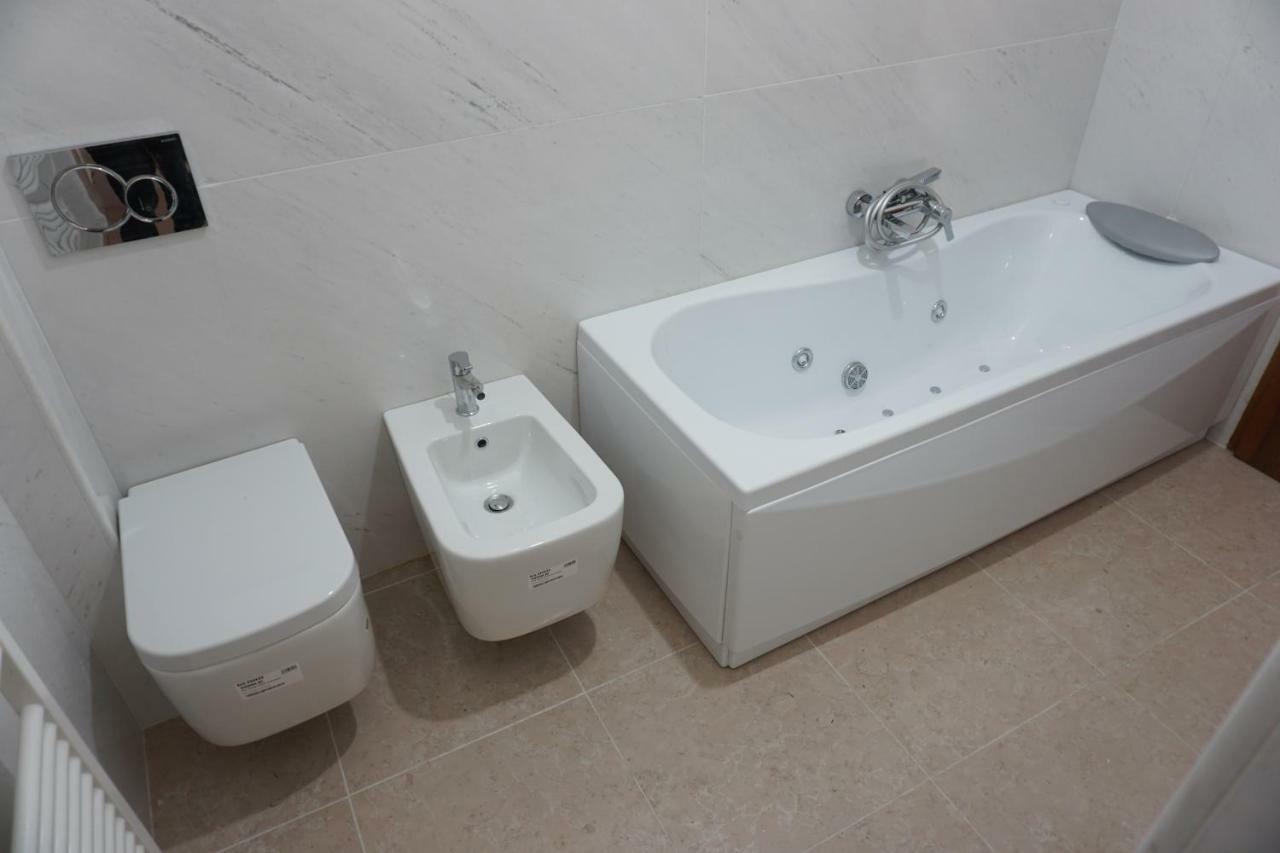 Queen Room Spa Bath