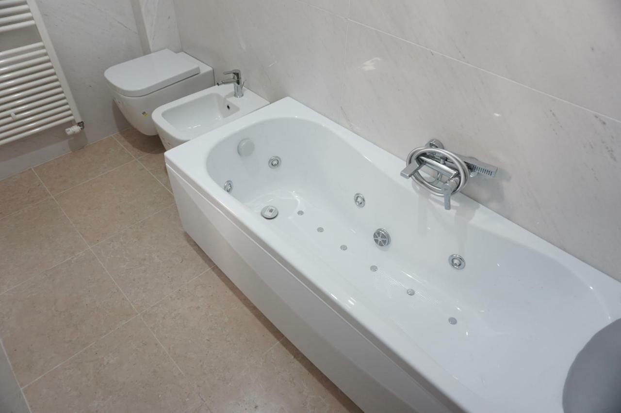 Queen Room Spa Bath