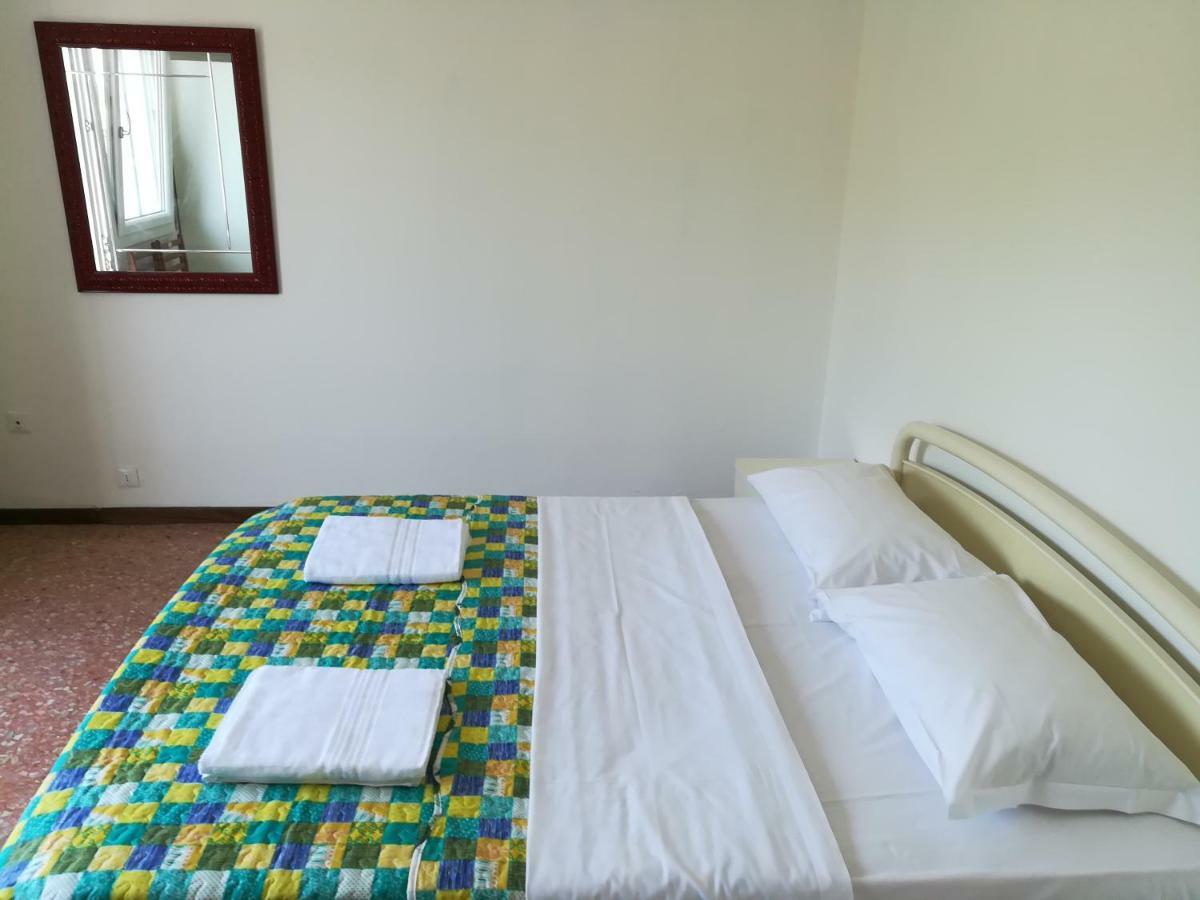 Quarto Triplo Básico com Casa de Banho Partilhada
