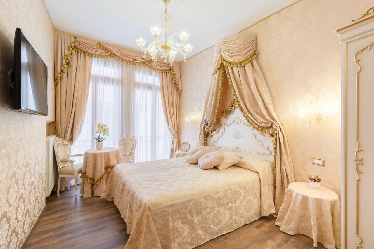 Double Room with Canal View and External Private Bathroom