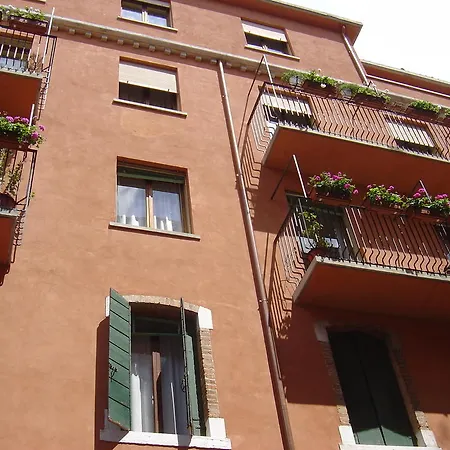 Guesthouse Alloggi Agli Artisti-3